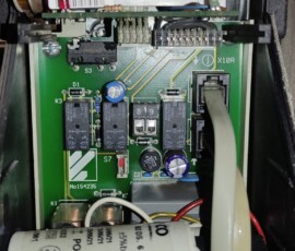 Garage door controller, interesting way of using a microswitch and a long screw with a sliding nut as absolute single position multiturn encoder